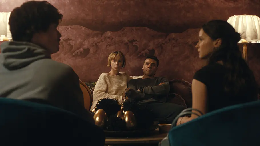 Charles Melton als Austin Davis, Carey Mulligan als Lindsay Crane-Martin, Oscar Isaac als Josh Martin, Cailee Spaeny als Ashley Miller Staffel 2 von „Beef“.
