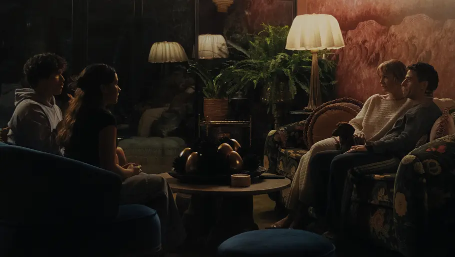 Staffel 2 von „Beef“ Charles Melton als Austin Davis, Cailee Spaeny als Ashley Miller, Carey Mulligan als Lindsay Crane-Martin und Oscar Isaac als Josh Martin in Staffel 2 von „Beef“.