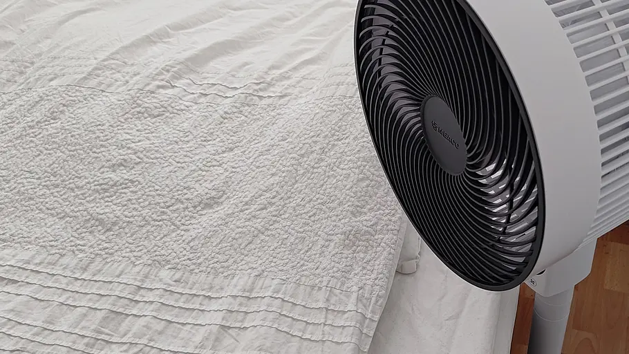 Standventilator Meaco Sefte 10 Pro neben dem Bett Standventilator Meaco Sefte 10 Pro neben dem Bett