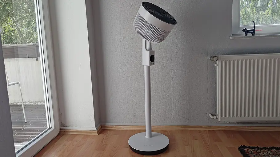Standventilator Meaco Sefte 10 Pro mit maximal gedrehtem Kopf Standventilator Meaco Sefte 10 Pro mit maximal gedrehtem Kopf