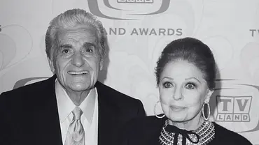 Tom Troupe und seine Ehefrau Carole Cook bei einem Event. Die beiden stehen Arm in Arm auf dem Red Carpet und lächeln. - Foto: IMAGO / Newscom World Tom Troupe und seine Ehefrau Carole Cook bei einem Event. Die beiden stehen Arm in Arm auf dem Red Carpet und lächeln. - Foto: IMAGO / Newscom World