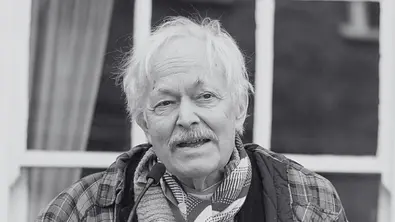 Michael Pennington hält bei der Enthüllung einer English Heritage Blue Plaque eine Rede - Foto:  IMAGO / ZUMA Press