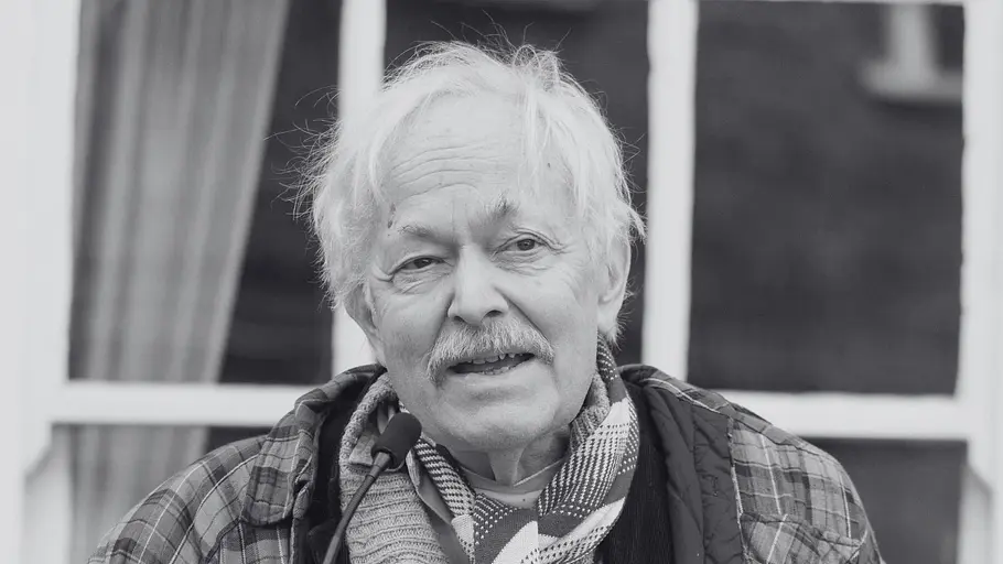 Michael Pennington hält bei der Enthüllung einer English Heritage Blue Plaque eine Rede