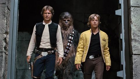 Han Solo, Chewbacca und Luke Skywalker stehen nebeneinander. - Foto: TMDB