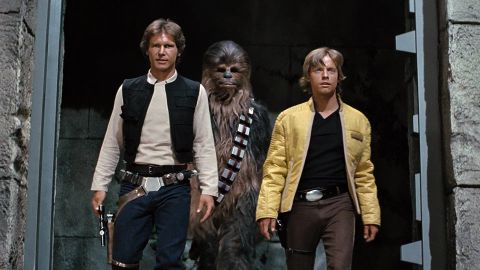 Han Solo, Chewbacca und Luke Skywalker stehen nebeneinander. - Foto: TMDB