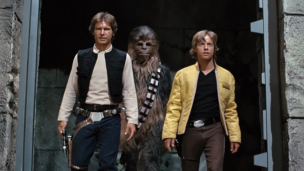 Han Solo, Chewbacca und Luke Skywalker stehen nebeneinander. - Foto: TMDB