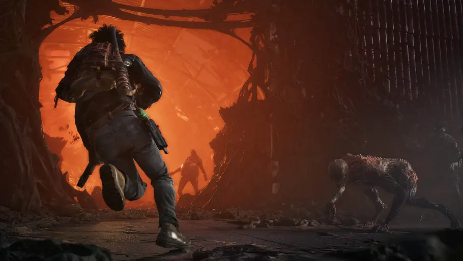 State of Decay 3 EIne Person läuft in rot-ausgeleuchteter Dunkelheit auf Zombies zu.