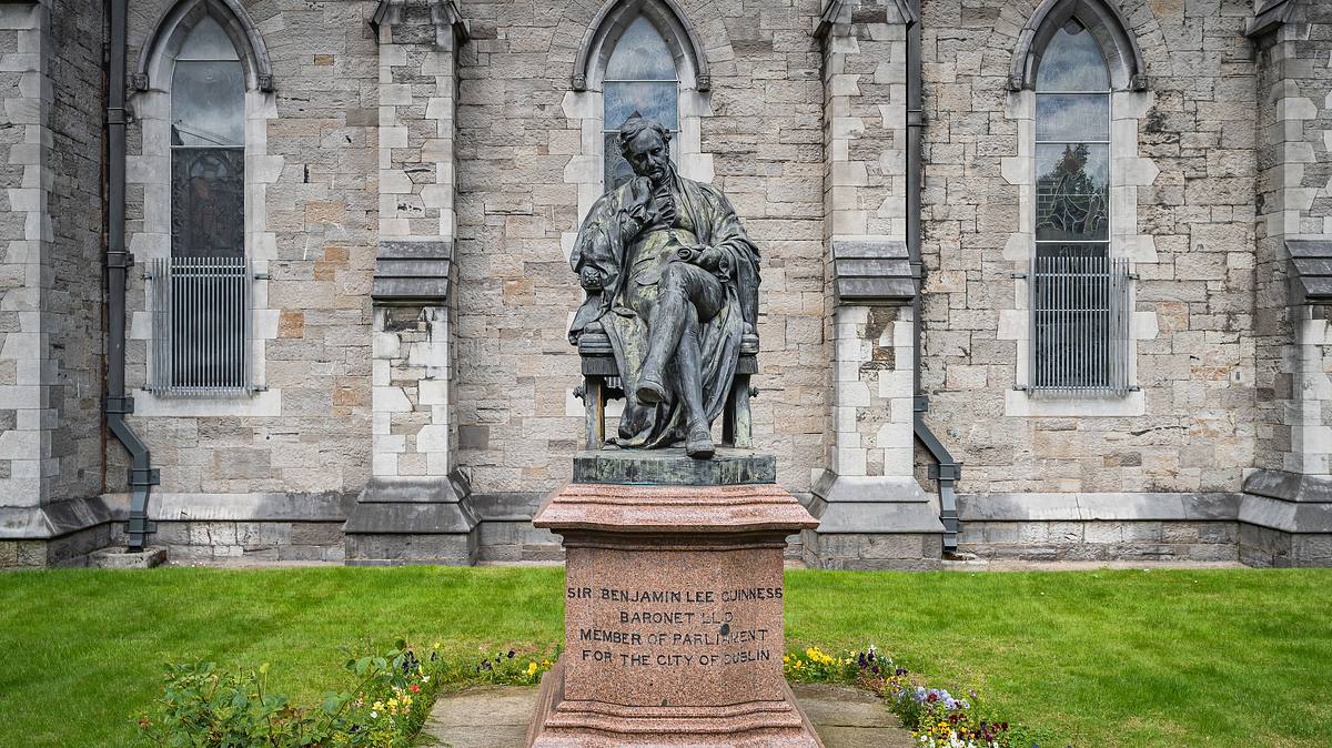 Statue von Benjamin Lee Guinness Die Statue von Benjamin Lee Guinness vor der St. Patricks Cathedral in Dublin.