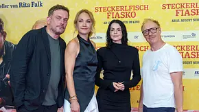 Sebastian Bezzel, Lisa Maria Potthoff, Ruby O. Fee und Simon Schwarz auf dem roten Teppich bei der Premiere von „Steckerlfischfiasko“ in München. - Foto: IMAGO / Future Image Sebastian Bezzel, Lisa Maria Potthoff, Ruby O. Fee und Simon Schwarz auf dem roten Teppich bei der Premiere von „Steckerlfischfiasko“ in München. - Foto: IMAGO / Future Image