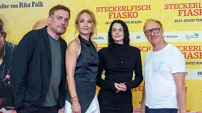 Sebastian Bezzel, Lisa Maria Potthoff, Ruby O. Fee und Simon Schwarz auf dem roten Teppich bei der Premiere von „Steckerlfischfiasko“ in München. - Foto: IMAGO / Future Image Sebastian Bezzel, Lisa Maria Potthoff, Ruby O. Fee und Simon Schwarz auf dem roten Teppich bei der Premiere von „Steckerlfischfiasko“ in München. - Foto: IMAGO / Future Image