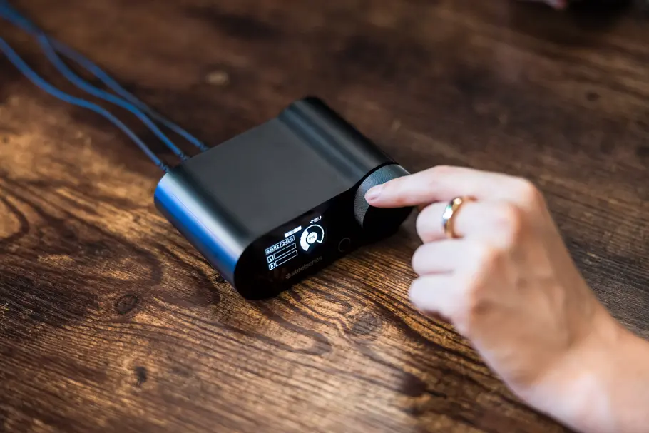 Das DAC bzw. Game Hub des Steelseries Arctis Nova Pro Omni