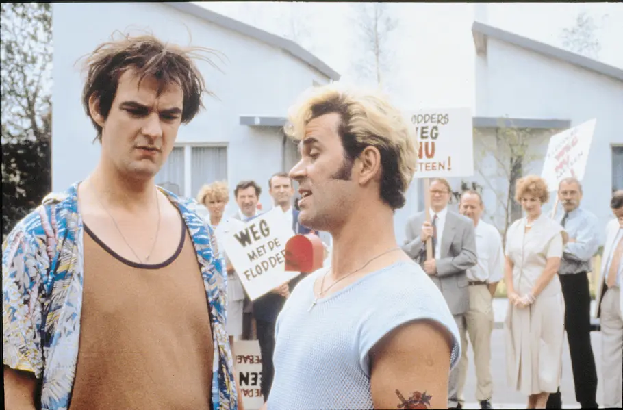 Klaus (Stefan de Walle, l) und Johnnie Flodder (Coen van Vrijberghe de Coningh) in „Familie Zum Knutschen, Eine – Flodder Forever“ (1995).