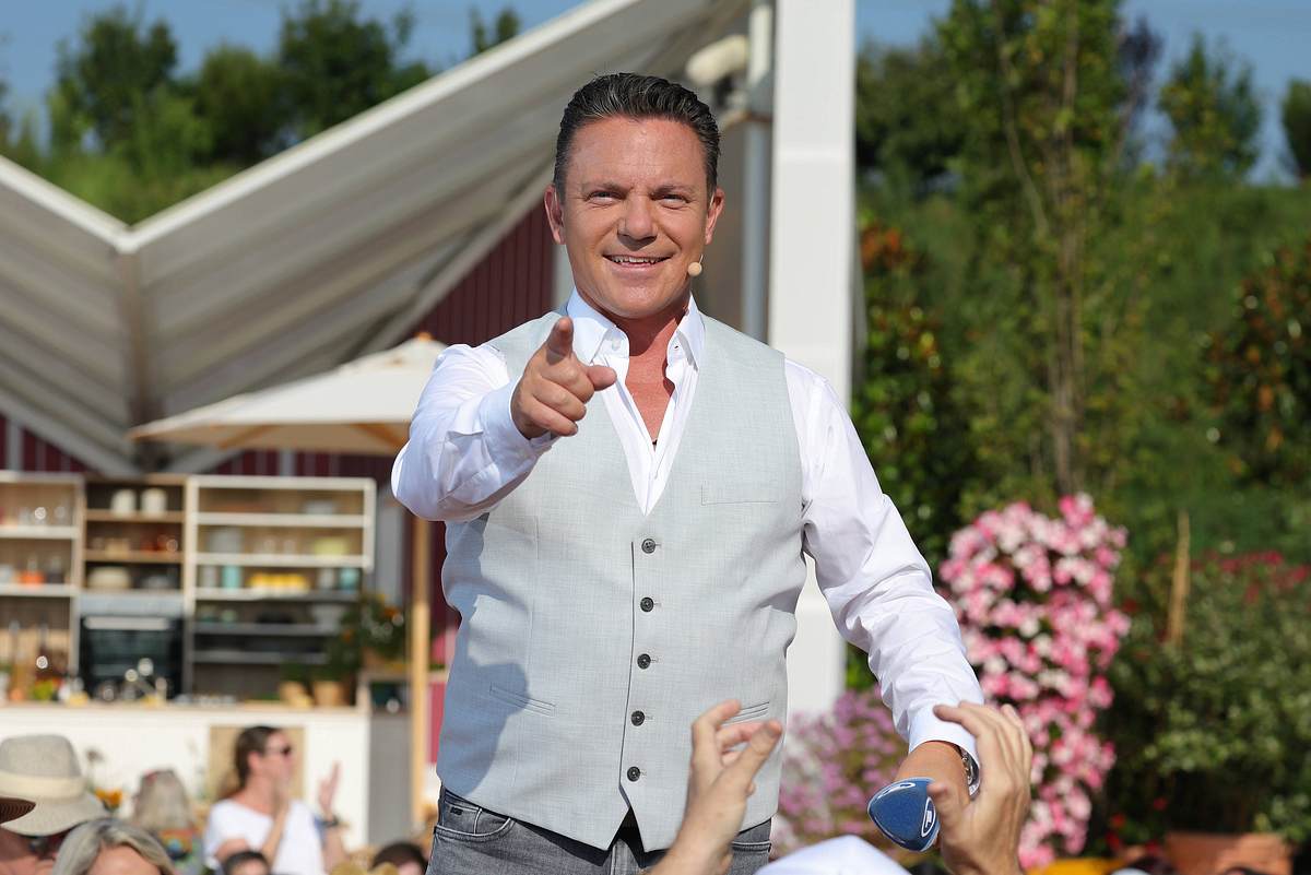 Stefan Mross im Anzug bei „Immer wieder sonntags“ auf der Bühne im Europa-Park Rust, Rückkehr nach Pause wegen Tod seiner Mutter.