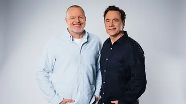Stefan Raab und Michael Bully Herbig stehen Seite an Seite vor einer weißen Wand - Foto: RTL / Raab Entertainment / Bene Müller