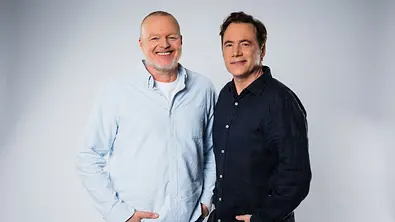 Stefan Raab und Michael Bully Herbig stehen Seite an Seite vor einer weißen Wand - Foto: RTL / Raab Entertainment / Bene Müller