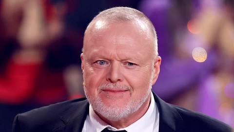 Stefan Raab schaut besorgt in die Ferne - Foto:  IMAGO / Panama Pictures