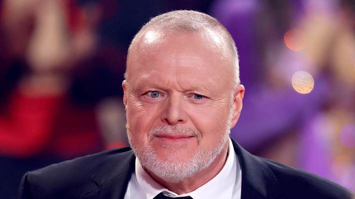 Stefan Raab schaut besorgt in die Ferne - Foto:  IMAGO / Panama Pictures