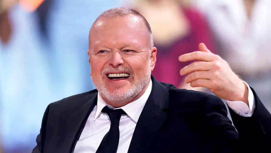 Stefan Raab verzieht das Gesicht und gestikuliert
