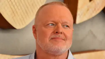 Stefan Raab bei der  Weltpremiere von Das Kanu des Manitu, er schaut ernst zur Seite. - Foto: IMAGO / Spöttel Picture