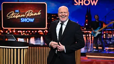 Stefan Raab lachend in seinem Studio. - Foto: RTL / Raab Entertainment / Julia Feldhagen