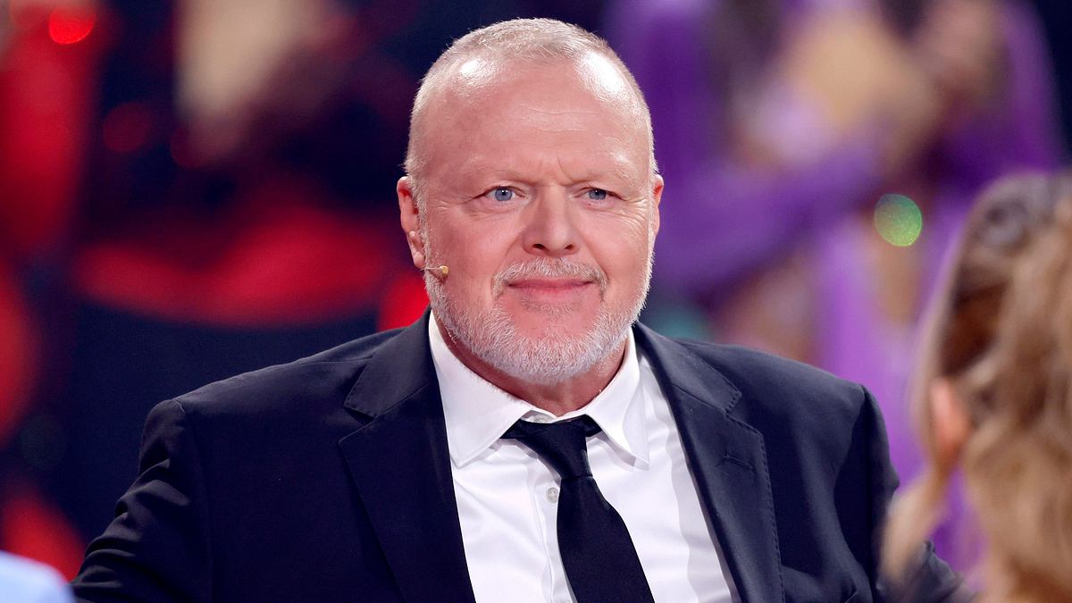 Stefan Raab im Anzug bei einer TV-Aufzeichnung.