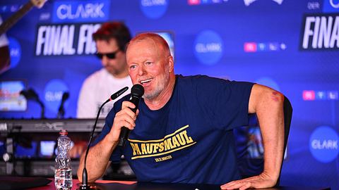 Der Moderator und Promo Stefan Raab sitzt an einem Tisch um unterhält sich bei einer Pressekonferenz mit der deutschen Presse. - Foto: RTL Deutschland