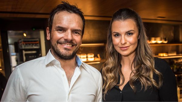 Laura Wontorra und Steffen Henssler bei einer Restaurant-Eröffnung - Foto: IMAGO / Hartenfelser