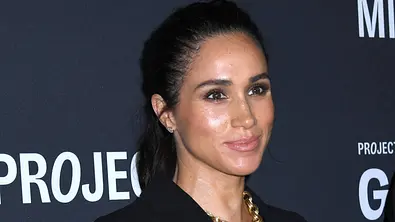 Meghan Markle schaut lächelnd in die Ferne - Foto: IMAGO / ZUMA Press Wire Meghan Markle schaut lächelnd in die Ferne - Foto: IMAGO / ZUMA Press Wire