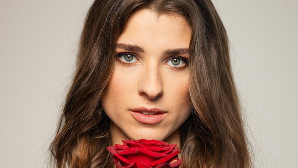 Stella Stegmann ist die Bachelorette 2024: Alter, Größe, Too Hot to Handle etc. - Foto: RTL / Pascal Bünning
