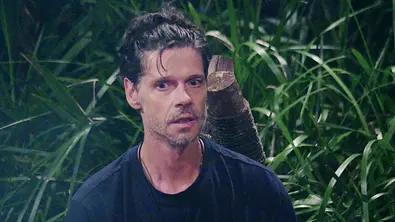 Stephen Duerr im Dschungelcamp guckt erschrocken - Foto: RTL