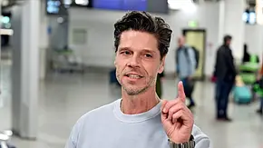 Stephen Dürr erhebt den Zeigefinger - Foto: IMAGO / STAR-MEDIA Stephen Dürr erhebt den Zeigefinger - Foto: IMAGO / STAR-MEDIA