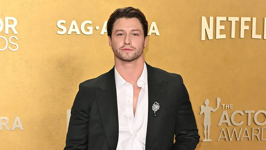 Stephen Kalyn auf dem roten Teppich bei der 32. Verleihung der Actor Awards Stephen Kalyn bei der 32. Verleihung der Actor Awards, die am 1. März 2026 im Shrine Auditorium in Los Angeles stattfand
