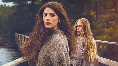 Ella Rubin und Amélie Hoeferle spielen die Hauptrollen in „Sterling Point“. - Foto: Amazon MGM Studios Ella Rubin und Amélie Hoeferle spielen die Hauptrollen in „Sterling Point“. - Foto: Amazon MGM Studios