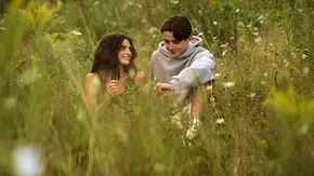 Annie und Rory sitzen auf eine Wiese und reden. - Foto: Prime Video Annie und Rory sitzen auf eine Wiese und reden. - Foto: Prime Video