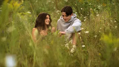 Annie und Rory sitzen auf eine Wiese und reden. - Foto: Prime Video