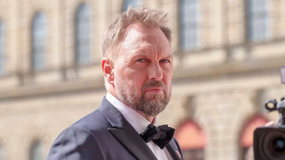 Steven Gätjen Steven Gätjen mit ernstem Gesichtsausdruck.