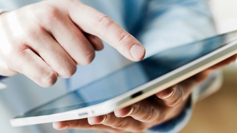 Eine Hand bedient ein Tablet. - Foto: TVMovie/Canva