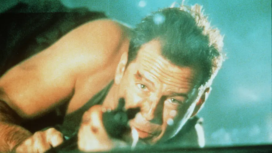 Bruce Willis mit Waffe in der Hand