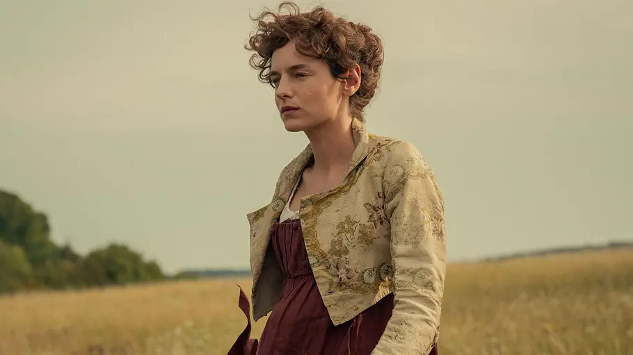 Emma Corrin als Elizabeth in einem Kornfeld.
