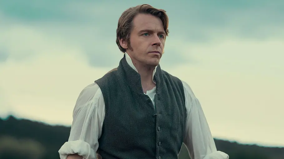 Jack Lowden als Mr. Darcy in Hemd und Weste.