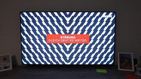 Man sieht einen modernen Fernseher mit einem Störbild. In der Mitte des TVs steht Störung. Gleich geht es weiter: - Foto: IMAGO / Hanno Bode
