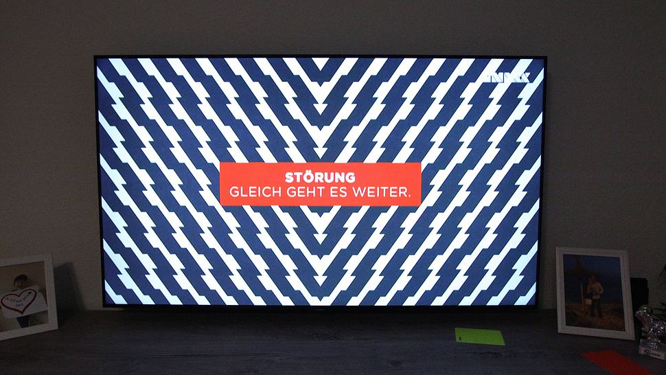 Man sieht einen modernen Fernseher mit einem Störbild. In der Mitte des TVs steht Störung. Gleich geht es weiter: - Foto: IMAGO / Hanno Bode