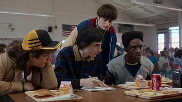 Vier Teenager sind in der Schulkantine am Tisch und diskutieren miteinader. - Foto: © 2025 Netflix, Inc. Vier Teenager sind in der Schulkantine am Tisch und diskutieren miteinader. - Foto: © 2025 Netflix, Inc.