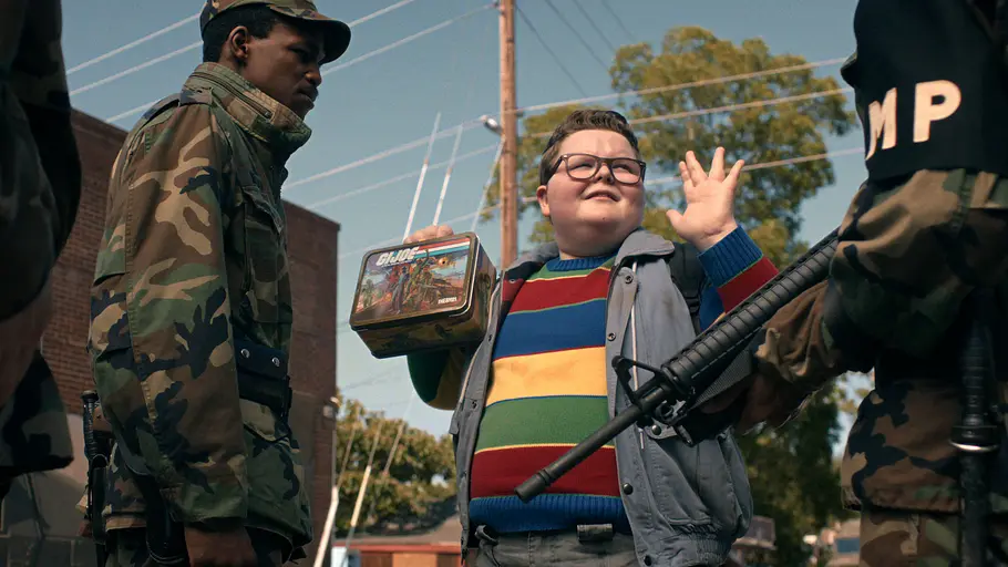 „Stranger Things 5“ Junge hält die Hände hoch und wird von Soldaten aufgehalten.