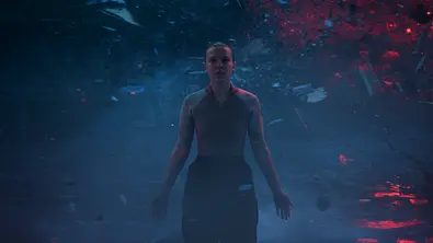 Millie Bobby Brown als Eleven in Stranger Things 5. Letzte Szene: Elfi steht auf der Anderen Seite, kurz vor dem Explodieren. - Foto: Netflix