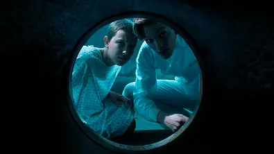 Millie Bobby Brown als Eleven und Jamie Campbell Bower als Peter Ballard in „Stranger Things“. - Foto: Courtesy of Netflix © 2022