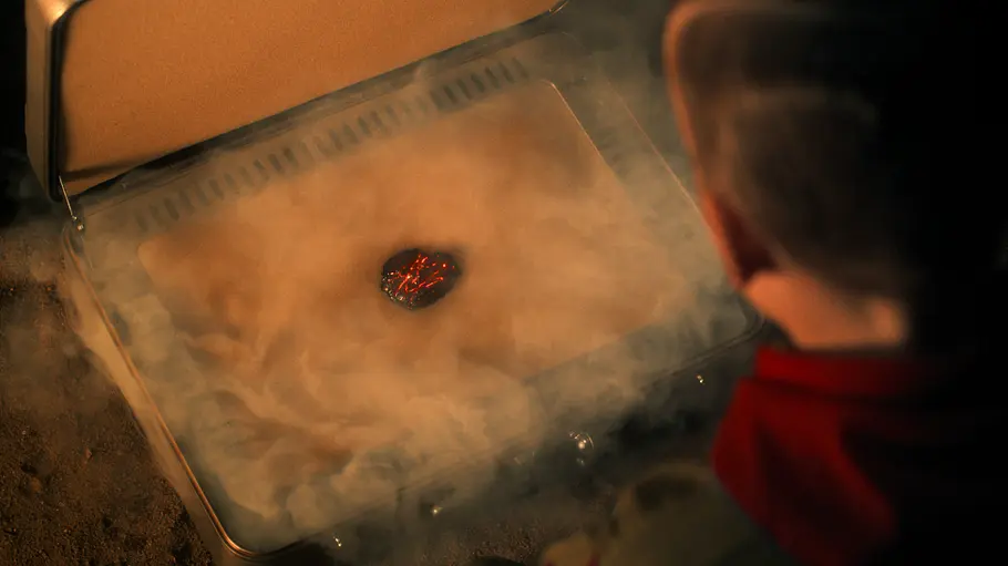„Stranger Things“-Spin-off Aus einem geöffneten Aktenkoffer tritt Dampf aus. In dem Koffer liegt ein handgroßer, glühender Stein.