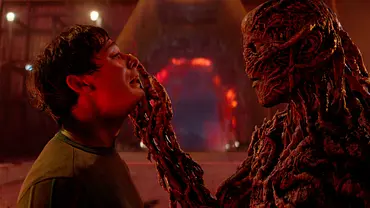 Junger Mann steht gruseligem Monster gegenüber. - Foto: Courtesy of Netflix © 2025