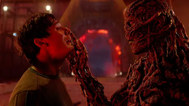 Junger Mann steht gruseligem Monster gegenüber. - Foto: Courtesy of Netflix © 2025