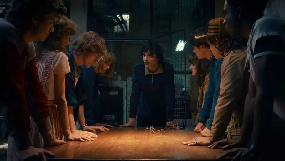 „Stranger Things 5“ Die Hauptcharaktere in „Stranger Things 5“ stehen um einen Tisch herum..